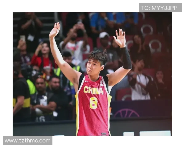 男足球星赛场拼搏展现团队精神引领新时代青少年追逐梦想